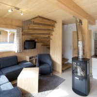 Wohnbereich mit Kamin und Bose Soundbar